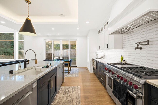 Building Photo - 4bd/4.75ba Bellevue House