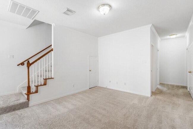 Building Photo - 5913 Dolores St