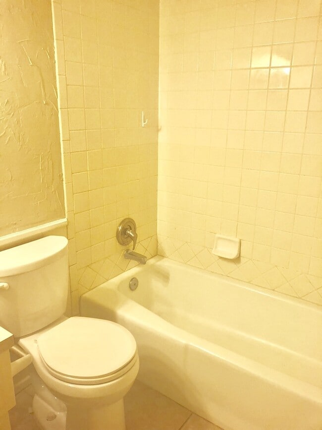 Building Photo - Spacious House