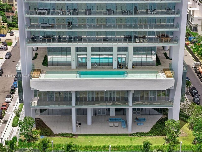 Building Photo - 700 NE 26th Terrace