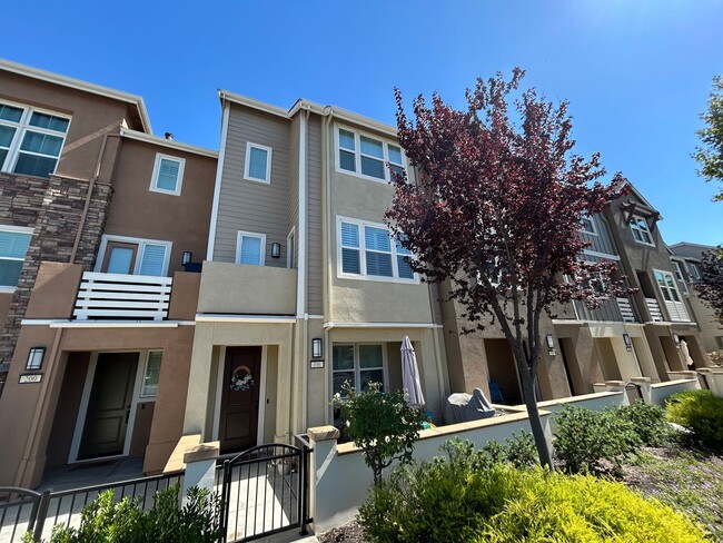 Building Photo - Brighton Oaks Beauty Just Steps from Downt...