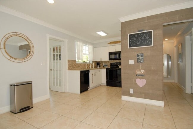 Building Photo - 21 NE 57th Ct