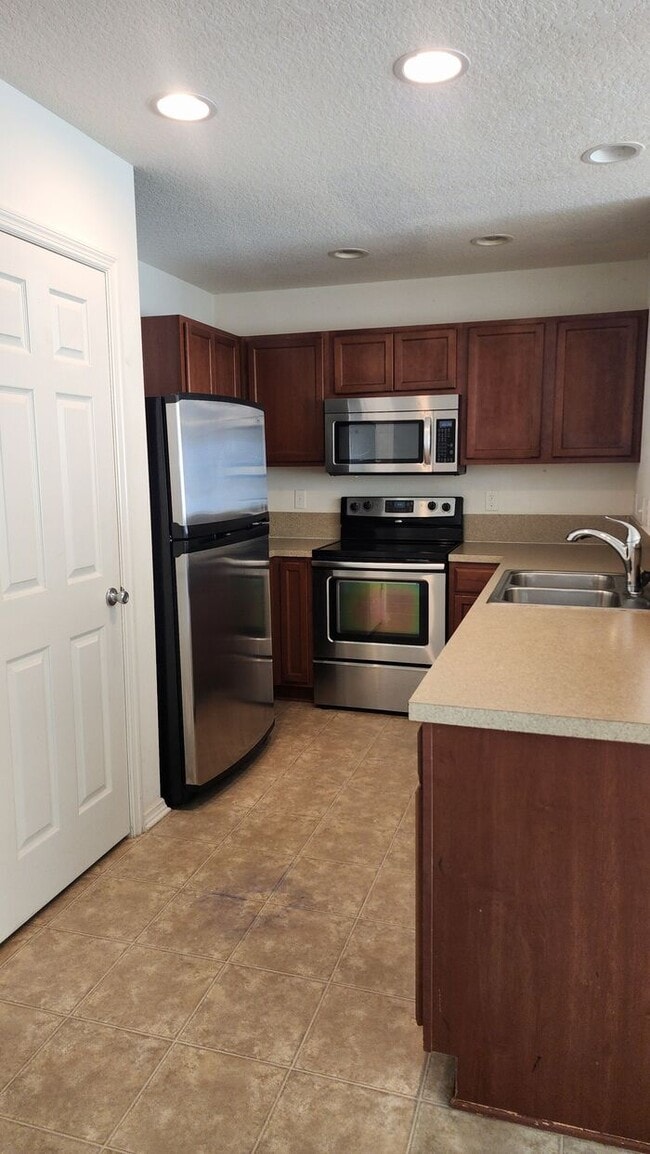 Building Photo - Great 2 Bedroom 1.5 Bath Townhome in Tuscany Village East of SR 16