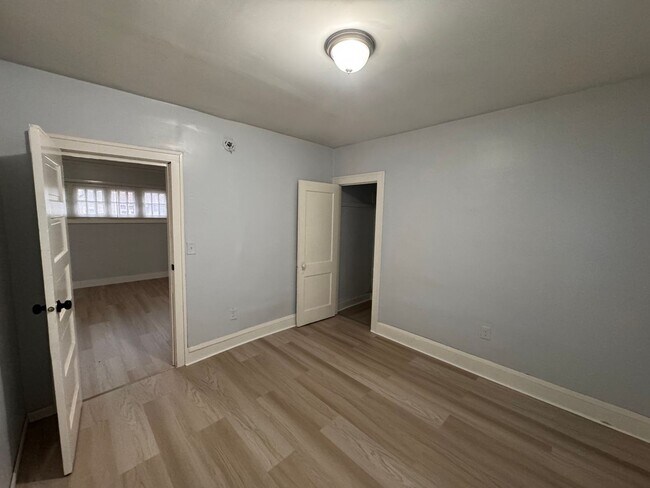 Building Photo - 1429-1431 Knox Ave N