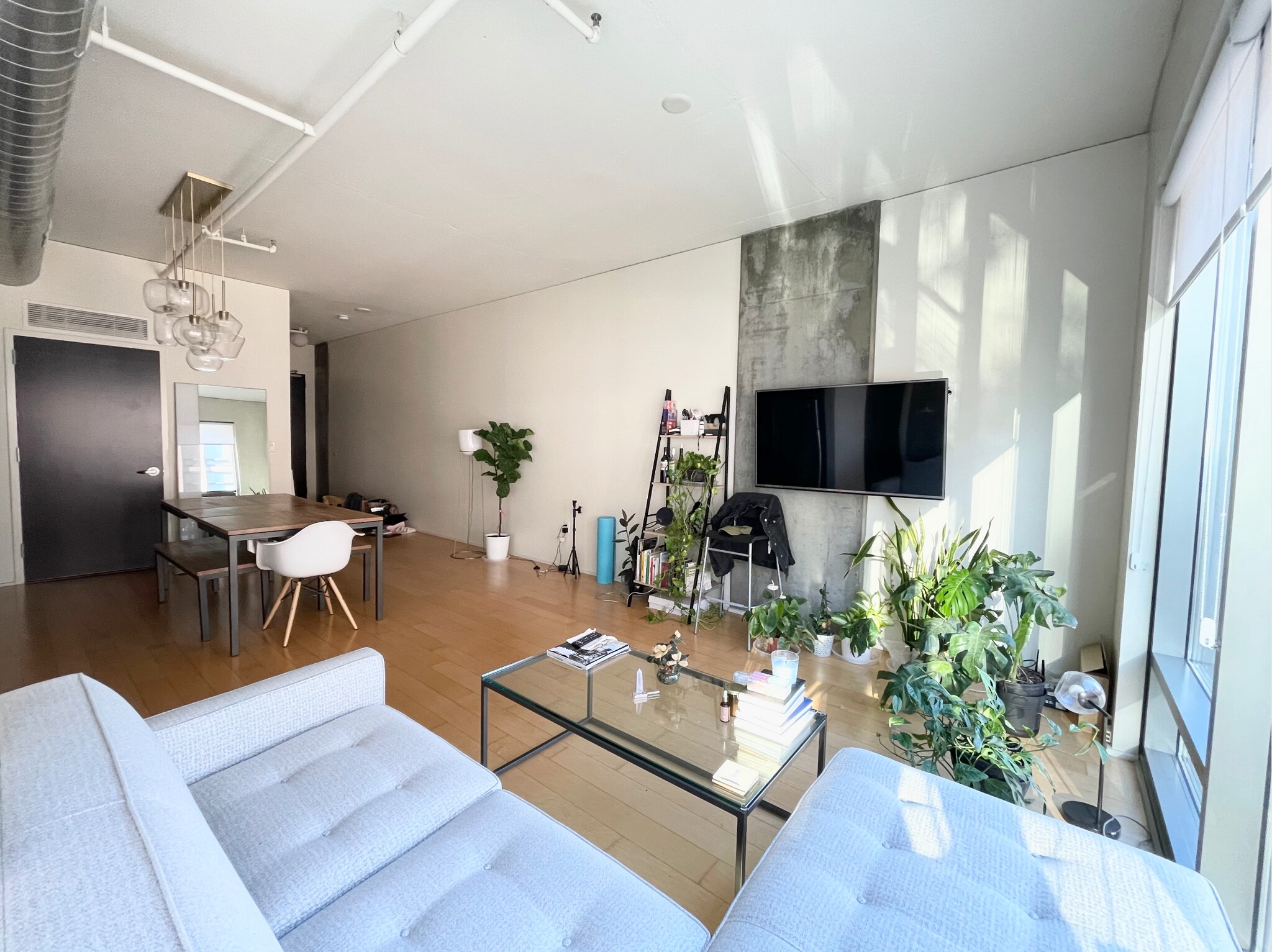 Building Photo - 1100 S Hope St