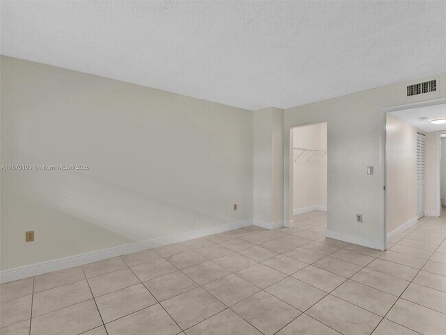 Building Photo - 9367 Fontainebleau Blvd