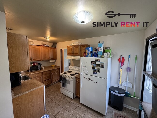 Building Photo - 6 Bedroom House on Campus Available Now