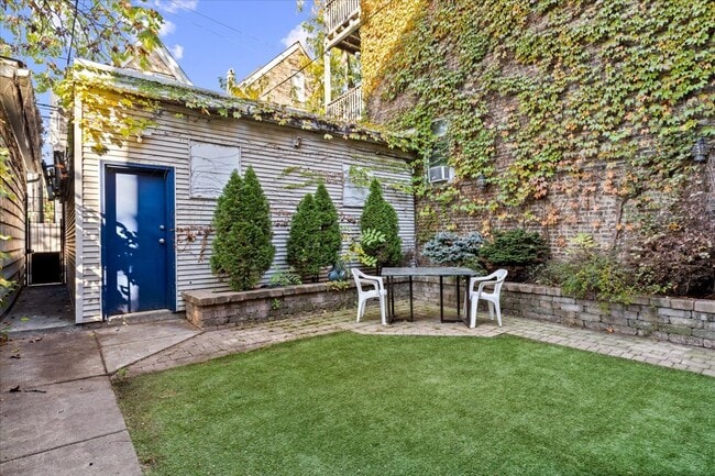 Building Photo - 1102 N Wolcott Ave