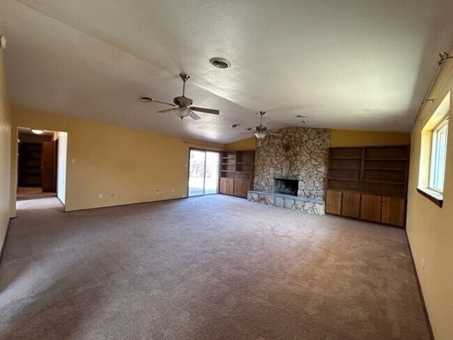 Building Photo - Large and Spacious 3 Bed Home! Mesa & Zia School District!