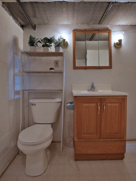 Building Photo - 5586 Emerson Ave