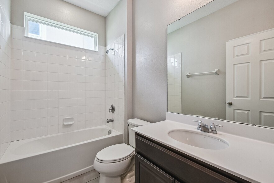 Building Photo - 2735 Stonegate Dr