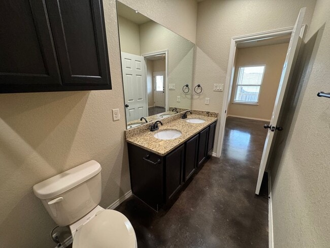 Building Photo - Beautiful 3x2 Duplex in New Braunfels, TX!