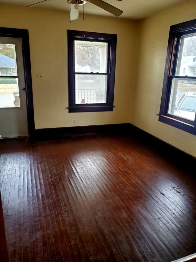 Building Photo - Coming Soon! Well Maintained and Clean 2br/1ba House with Hardwood Throughout