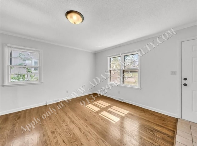 Building Photo - Updated 4 Bed 2 Bath Home in Lees Summit-C...
