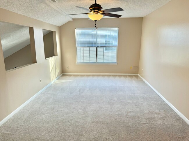 Building Photo - Awesome, 2 story, end unit condo right across from Honey Bee Golf Course in Virginia Beach-