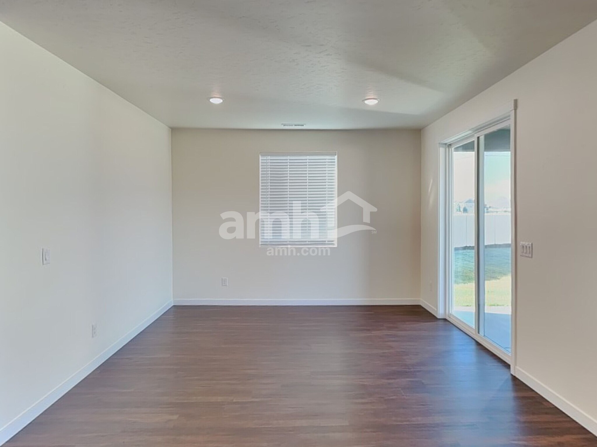 Building Photo - 1565 N Barkvine Ave