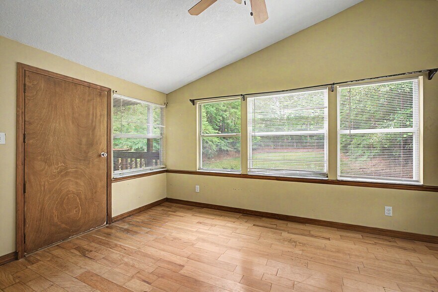 Building Photo - 302 Bernard Rd