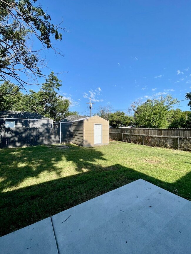Building Photo - Large 3 Bedroom Remodeled Home