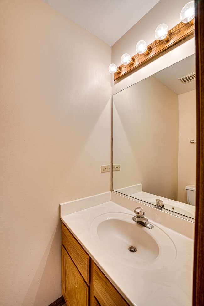 Building Photo - 1640 Hilton Head Dr