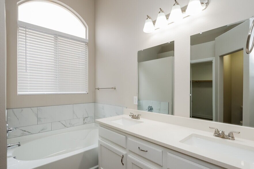 Building Photo - 922 Strider Dr