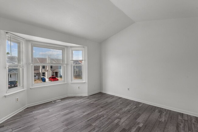 Building Photo - 1365 Longlac Rd