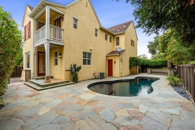 Building Photo - Spacious 3 Bedroom, 3 Bathroom Home with P...