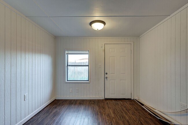 Building Photo - * * * $250 Move-in Special * * * Charming 2-Bedroom / 2-Bathroom Retreat! * * * $250 Move-in Spec...