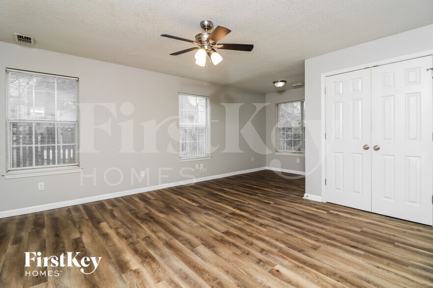 Building Photo - 5001 Rose Ct SE