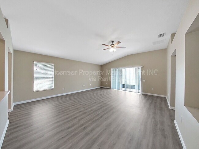 Building Photo - 7603 Crescent Palm Dr