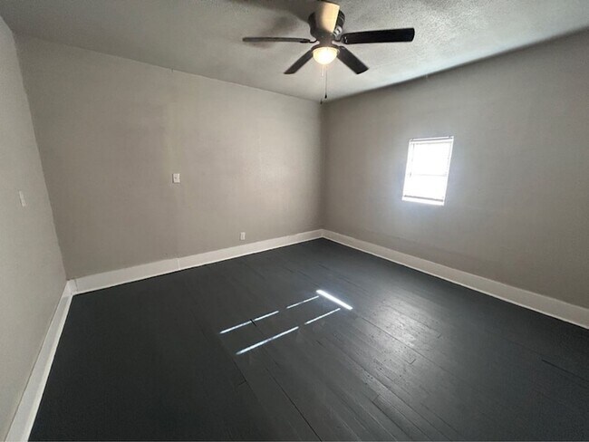 Building Photo - 1710 W 15th St