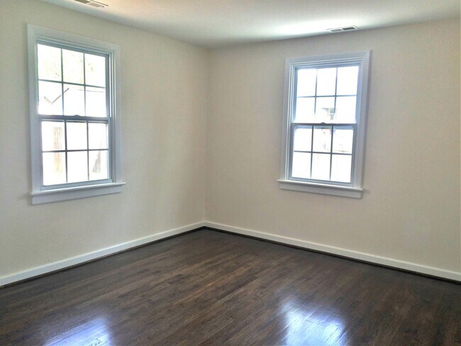 Building Photo - 2324 Lenora Ln