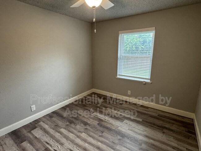 Building Photo - 1223 Dumont Dr