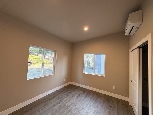 Building Photo - 1690 SE Crescent Dr