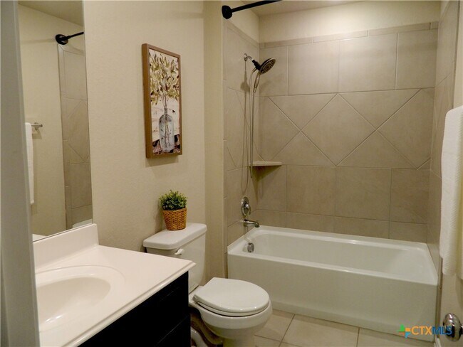 Building Photo - 2929 Greenbriar Rd