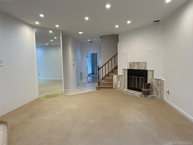 Building Photo - 130 S Middle Neck Rd