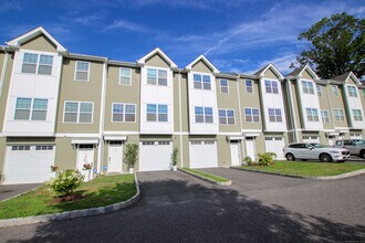 Building Photo - 5 Laurel Hill Rd