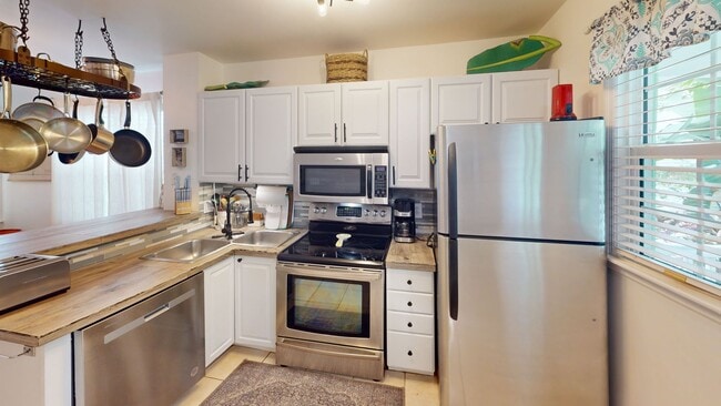 Building Photo - $3,800/mo - Furnished 2-Bed/1.5-Bath Townh...