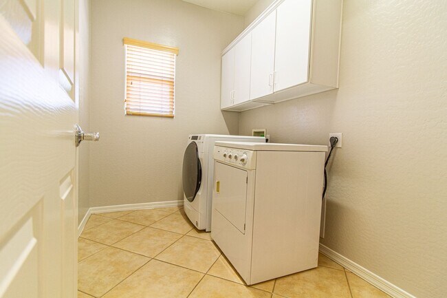 Building Photo - Check Out This Bright & Cheery Home