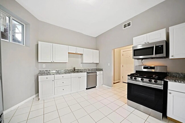 Building Photo - Beautiful Greystone building on Chicago's iconic Augusta Boulevard in the Ukrainian Village / Hum...