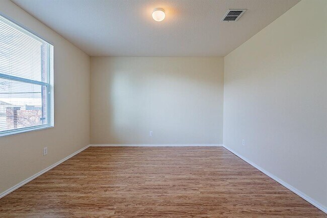 Building Photo - 1000 Bumble Bee Dr