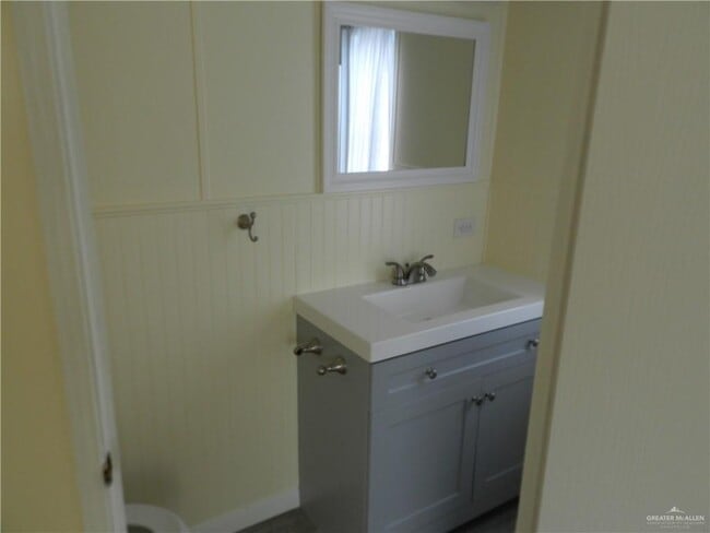 Building Photo - 17 Amy St