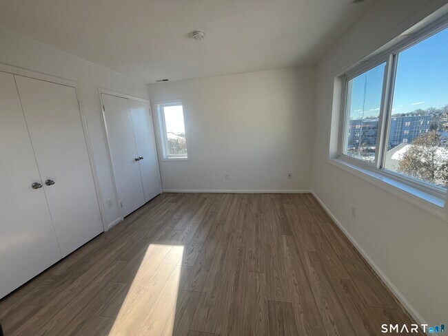 Building Photo - 31 Stuart Ave