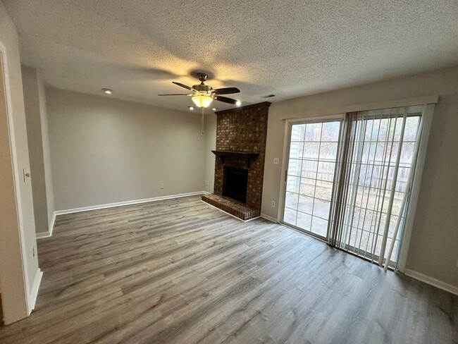 Building Photo - Freshly renovated 2BR 2.5BA Townhome