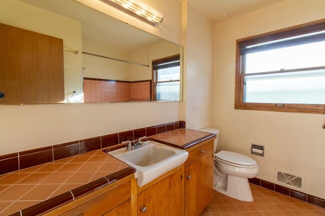 Building Photo - Fantastic SE Portland Home with Parking, Hardwoods, Charming Character, and Large Patio