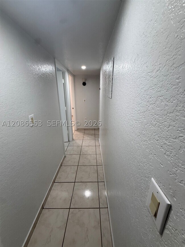 Building Photo - 606 W 81st St