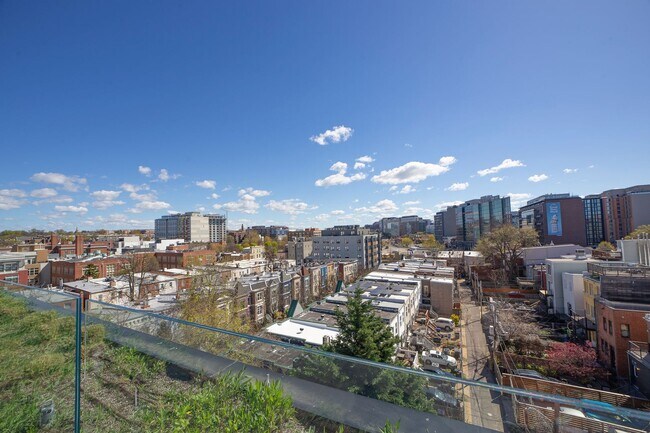 Building Photo - Stunning Penthouse w/ Private Terrace & Pa...