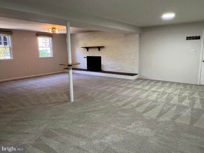 Building Photo - 8711 Braeburn Dr