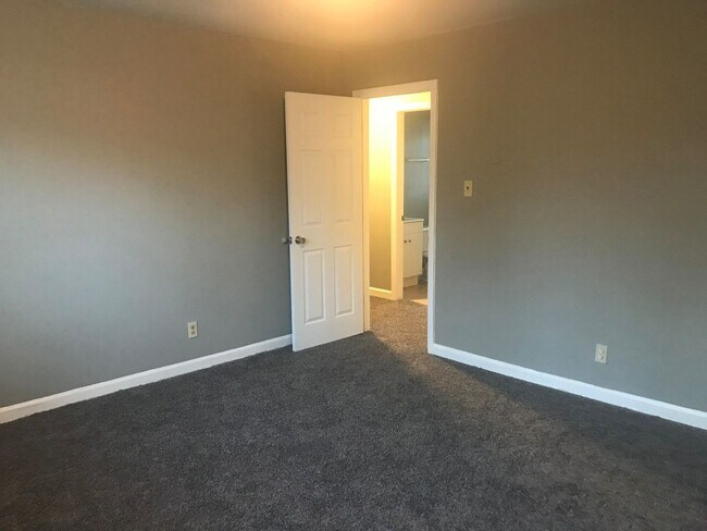 Building Photo - 2 Bedroom Near Downtown Charlotte