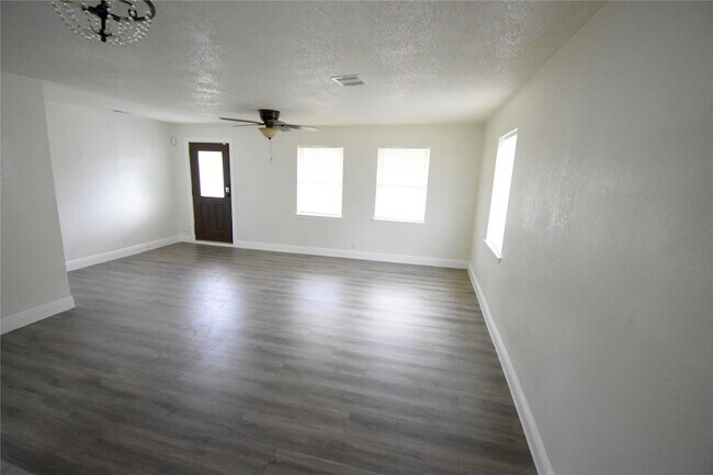 Building Photo - 6229 Clover Ridge St