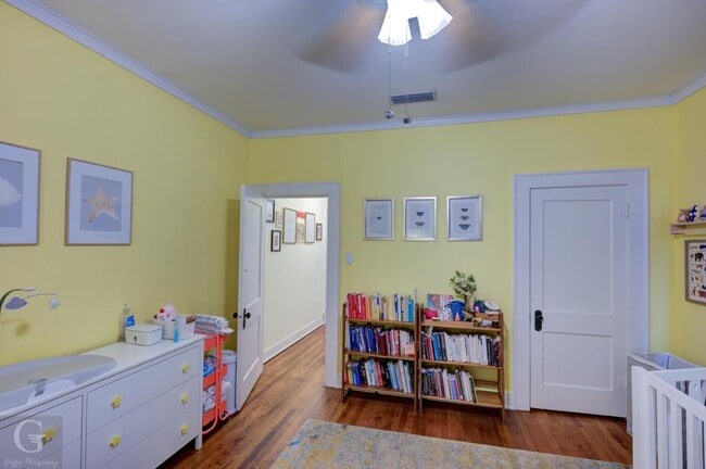 Building Photo - 818 Elmwood St